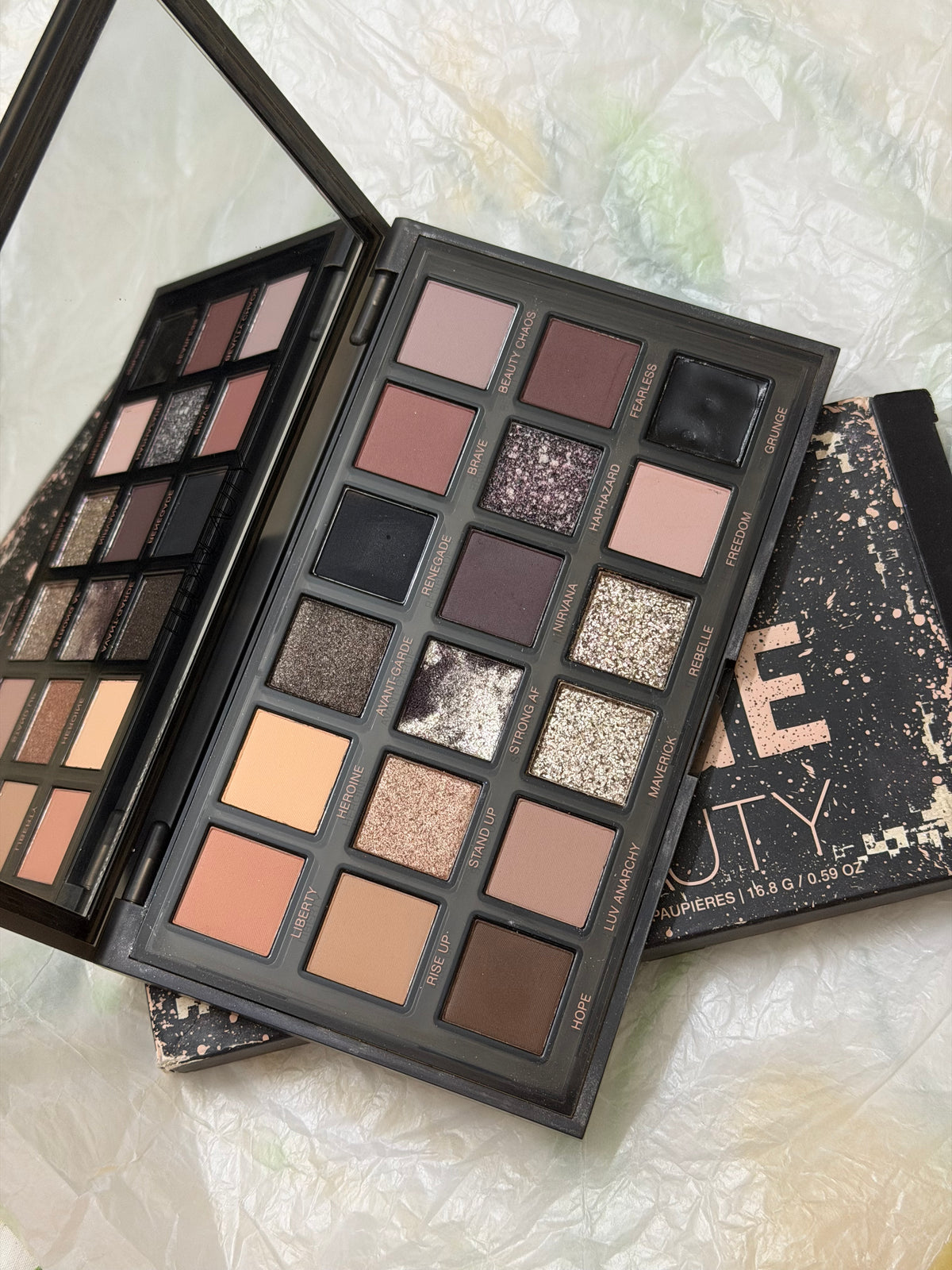 Huda Beauty Pretty Grunge Palette