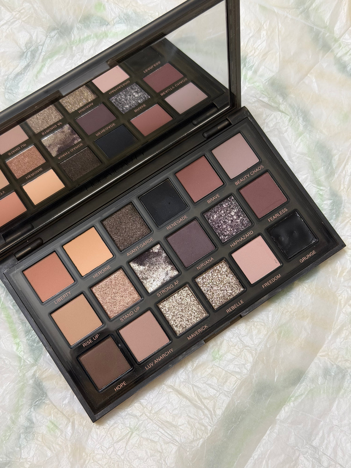 Huda Beauty Pretty Grunge Palette